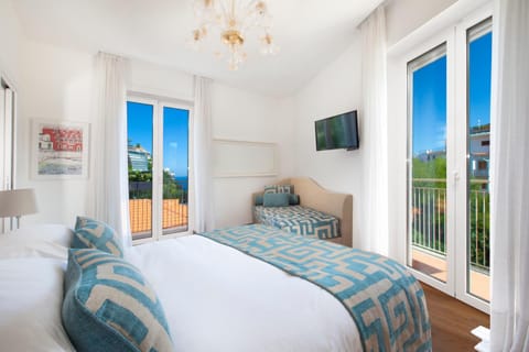 TV and multimedia, Balcony/Terrace, Photo of the whole room, Bedroom