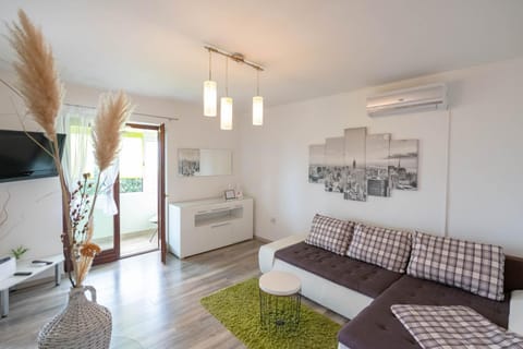 TV and multimedia, Living room, Photo of the whole room, air conditioner