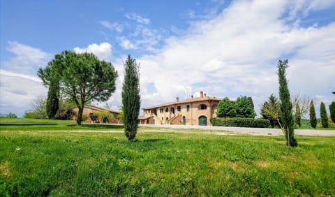 Property building, Facade/entrance, Spring, Day, Natural landscape, Garden, On site, Garden view