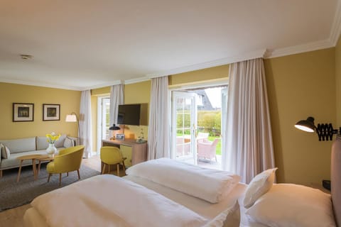 Bed, Living room, Photo of the whole room, Seating area, Bedroom