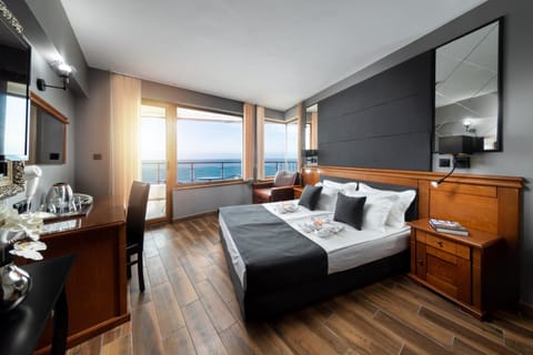 Photo of the whole room, Sea view