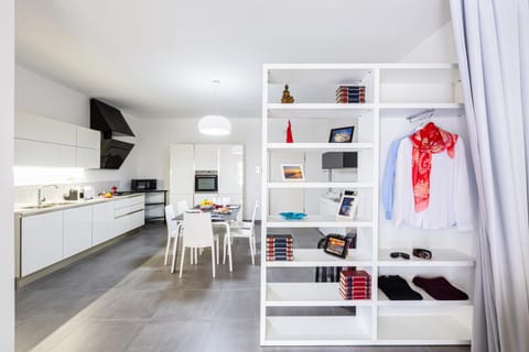 TV and multimedia, Coffee/tea facilities, Kitchen or kitchenette, Living room, Photo of the whole room, Seating area, Dining area