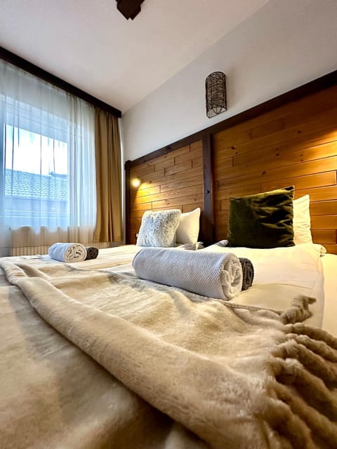 Bed, Photo of the whole room, towels