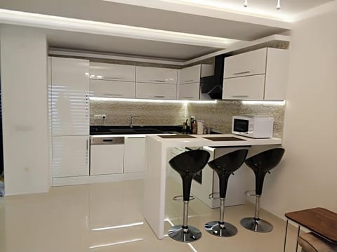 Kitchen or kitchenette, Photo of the whole room, Decorative detail, Decorative detail, Dining area, On site