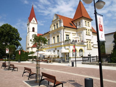 Property building, Nearby landmark, Neighbourhood