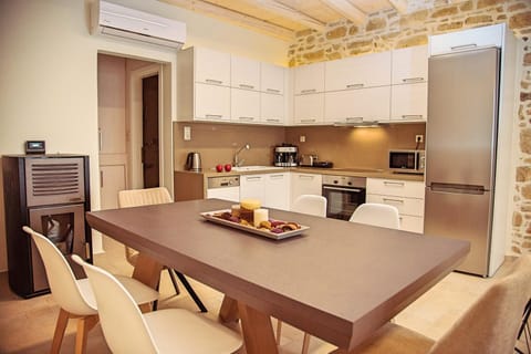 Coffee/tea facilities, Kitchen or kitchenette, Dining area