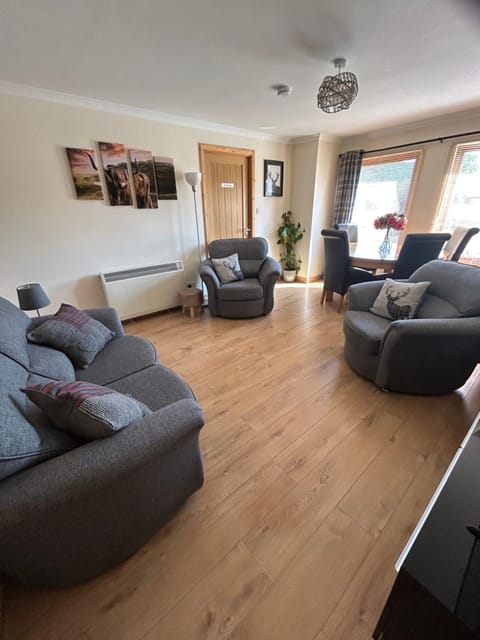 No 52 - Apartment with Lounge and Dining Area - No kitchen Bed and Breakfast in Ullapool