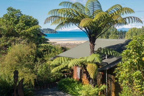 Photo of the whole room, Sea view