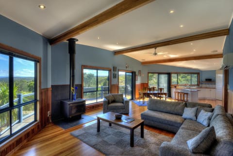 TV and multimedia, Living room, Seating area, Garden view