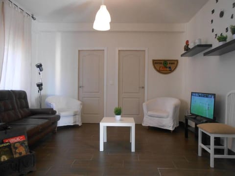 Photo of the whole room, Seating area