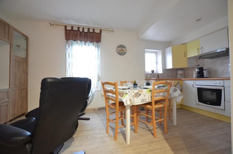 Living room, Dining area, pet friendly