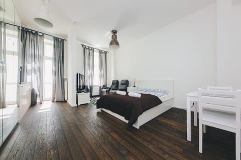 Bed, TV and multimedia, Kitchen or kitchenette, Living room
