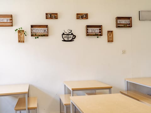 Seating area, Dining area