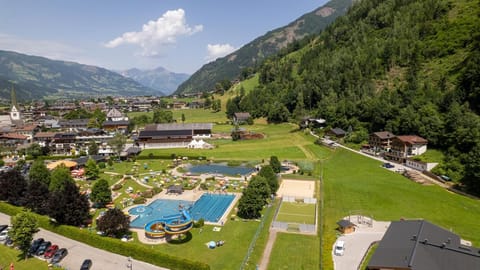 Bird's eye view, Area and facilities