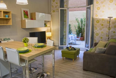 TV and multimedia, Living room, Dining area