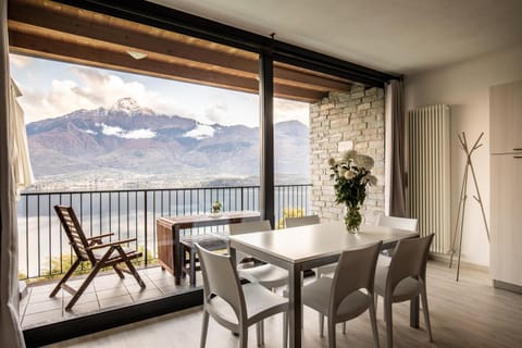 Balcony/Terrace, Living room, Lake view, Mountain view