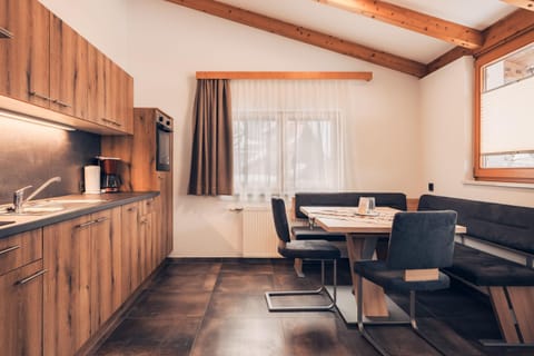 Coffee/tea facilities, Kitchen or kitchenette, Seating area, Dining area, minibar