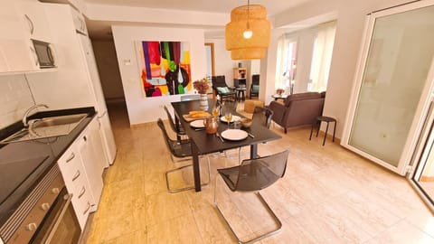 Kitchen or kitchenette, Seating area