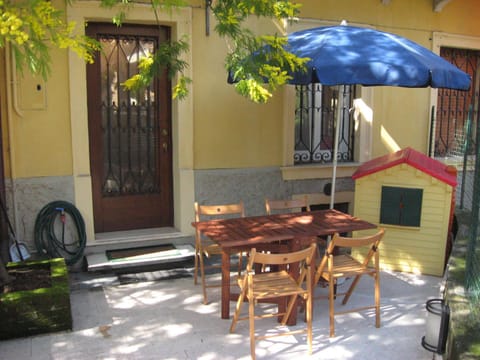 Patio, Facade/entrance, Inner courtyard view