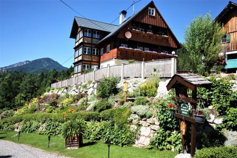 Property building, Natural landscape, Garden, Garden view, Mountain view