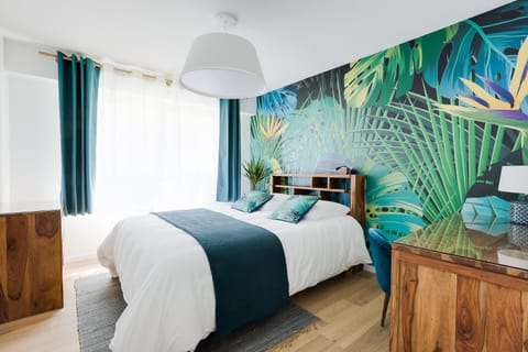 Bed, Seating area, Bedroom