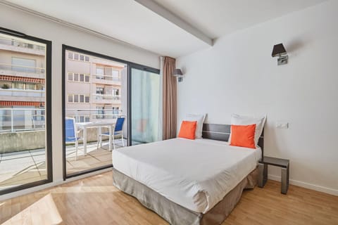 Bed, Balcony/Terrace, Bedroom
