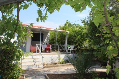 Property building, Facade/entrance, Balcony/Terrace, On site, Garden view
