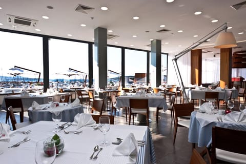 Restaurant/places to eat, Restaurant/places to eat, Food and drinks, Banquet/Function facilities