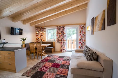 Kitchen or kitchenette, Living room, Seating area, Dining area