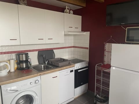 Coffee/tea facilities, Kitchen or kitchenette, dishwasher, microwave, oven, stove, toaster, washing machine