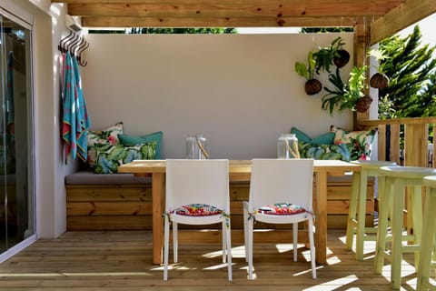 Balcony/Terrace, Decorative detail, Garden view, Street view, Family