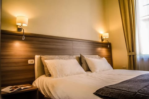 Bed, Photo of the whole room, Bedroom, Quiet street view
