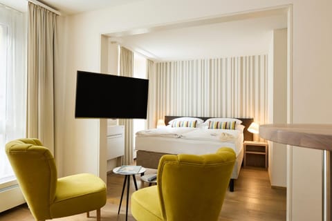 Bed, TV and multimedia, Seating area, Bedroom