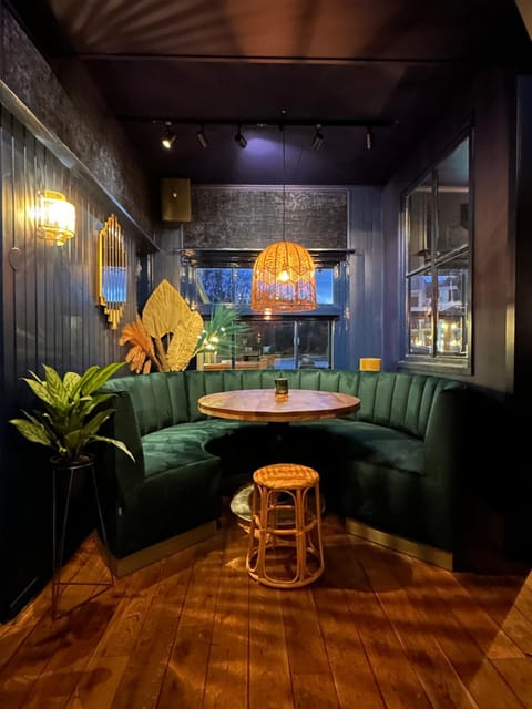 Restaurant/places to eat, Lounge or bar