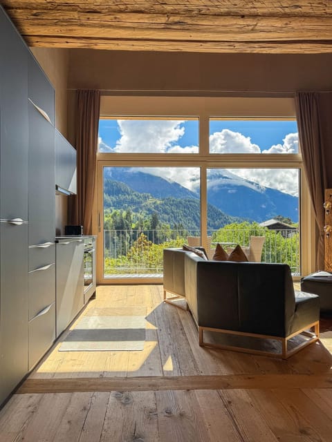 Natural landscape, Kitchen or kitchenette, Dining area, Mountain view