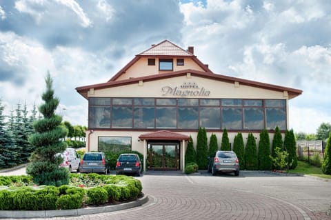Property building, Spring, Day, Location, Parking