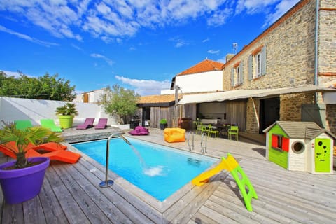 Patio, Swimming pool, Swimming pool
