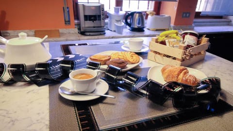 Coffee/tea facilities, Food and drinks, Dining area