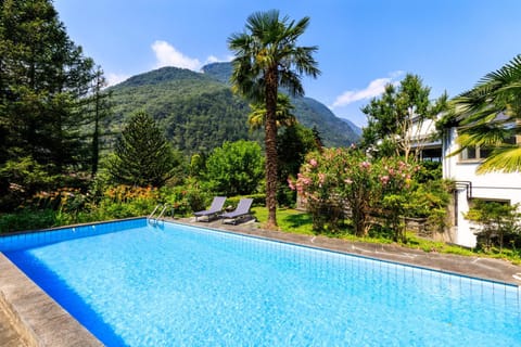 Day, Summer, Garden, Seating area, Swimming pool