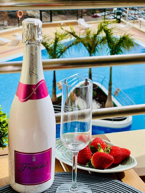 Balcony/Terrace, Balcony/Terrace, Food and drinks, Food, Pool view, Pool view, Swimming pool, Drinks, Alcoholic drinks