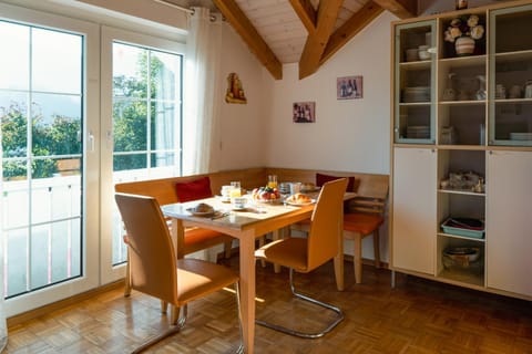 Seating area, Dining area, kitchen