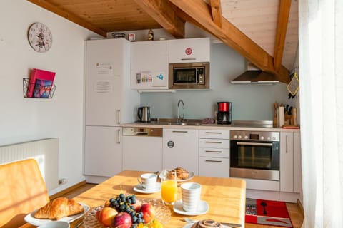 Coffee/tea facilities, Kitchen or kitchenette, Dining area, dishwasher, pet friendly, stove, toaster