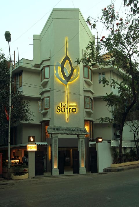 Property building, Nearby landmark, Facade/entrance, Property logo or sign