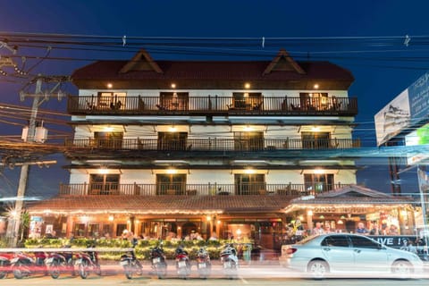 Facade/entrance, Night