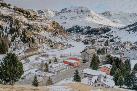 Property building, Day, Natural landscape, Bird's eye view, Winter, Mountain view
