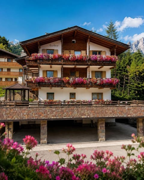 Property building, Spring, Day, Natural landscape, Balcony/Terrace