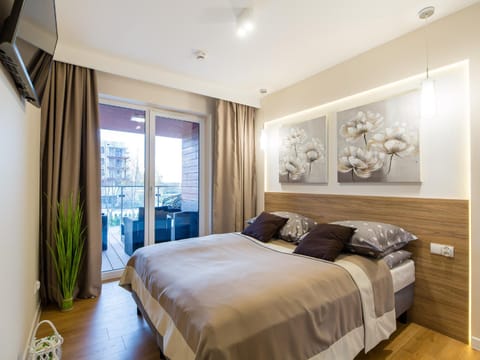 Bed, Bedroom, Pool view, Inner courtyard view