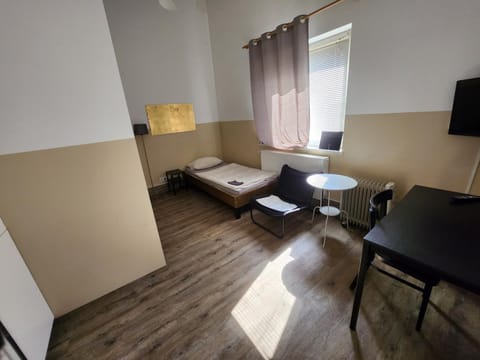 Bed, TV and multimedia, Living room, Photo of the whole room, Seating area, Bedroom, towels