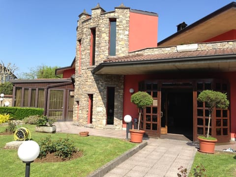 Property building, Facade/entrance, Spring, Day, Garden, Garden view