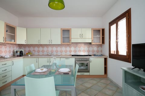 Kitchen or kitchenette, Dining area, dishwasher, oven, stove